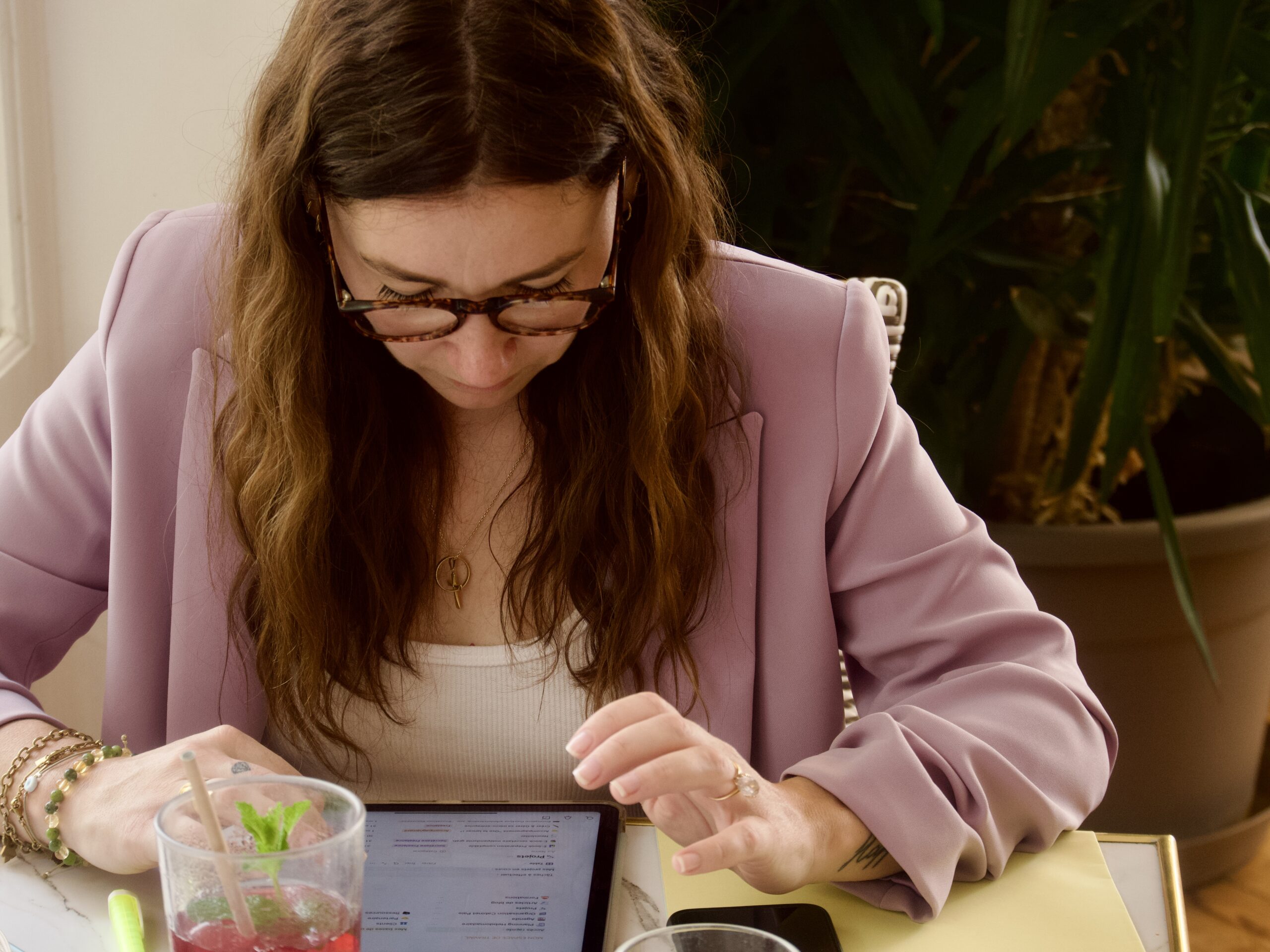 OBM, assistante virtuelle ou freelance : qui choisir ?